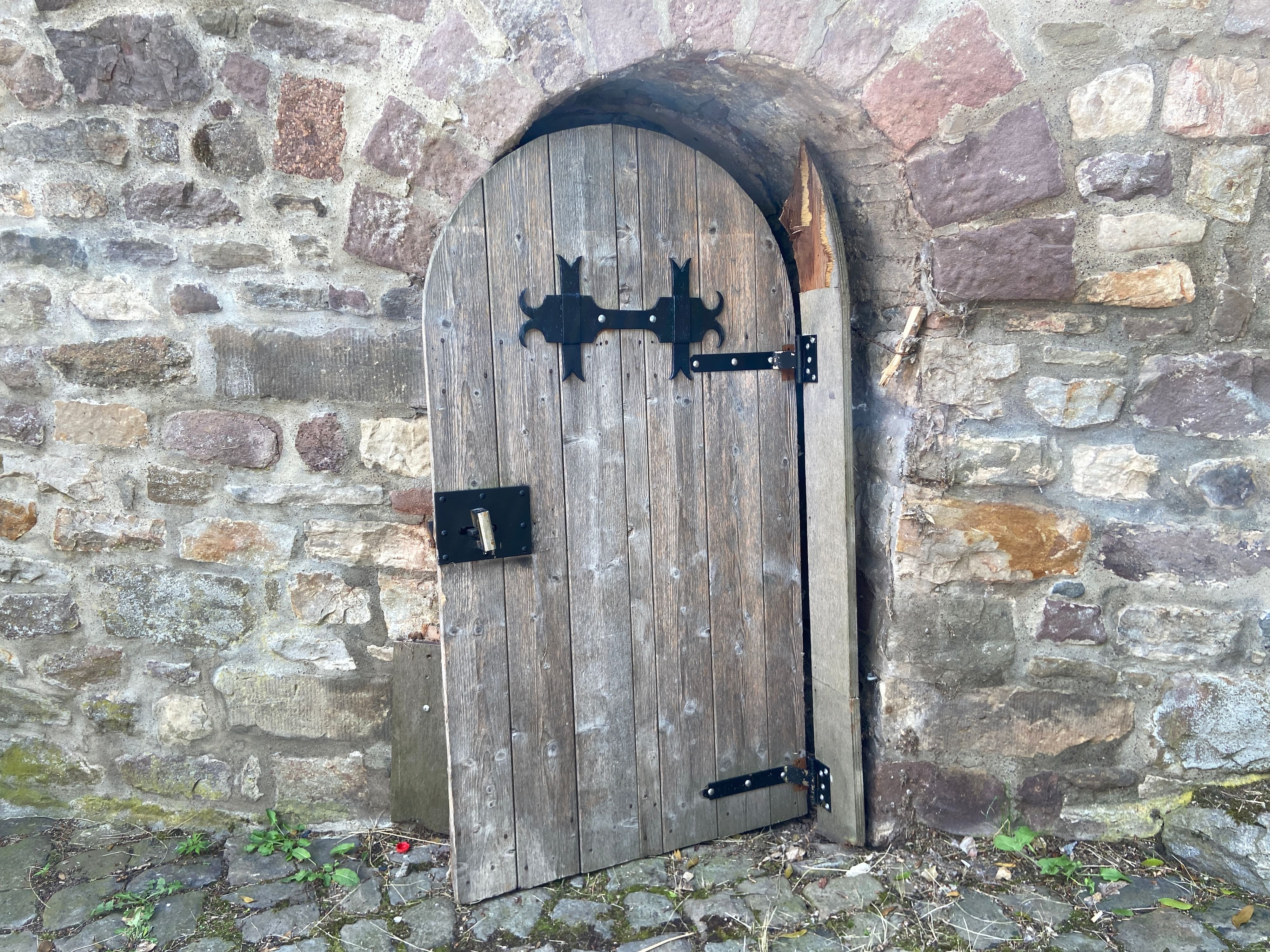 Vandalismus an historischem Ort: Auf der Jagd nach Schätzen? Unbekannte brechen in Magdeburger Kirchen-Kapelle ein