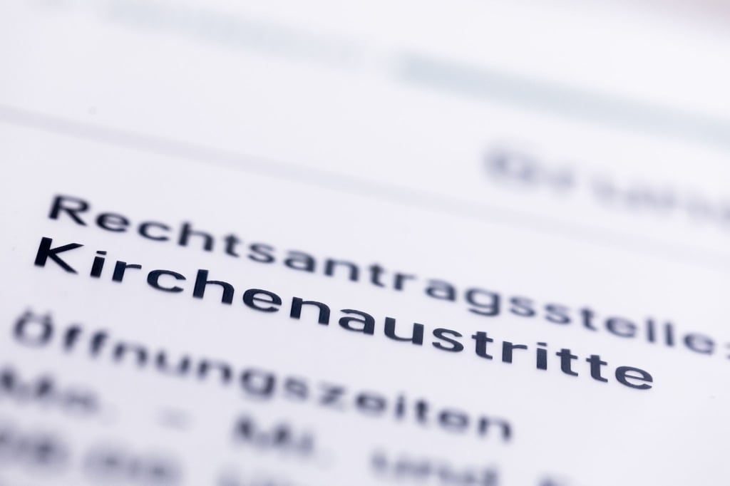Die Standesämter in Thüringen erheben statt bisher 30 Euro nun 36 Euro für die Bescheinigung zum Austritt aus der Kirche. (Symbolbild)