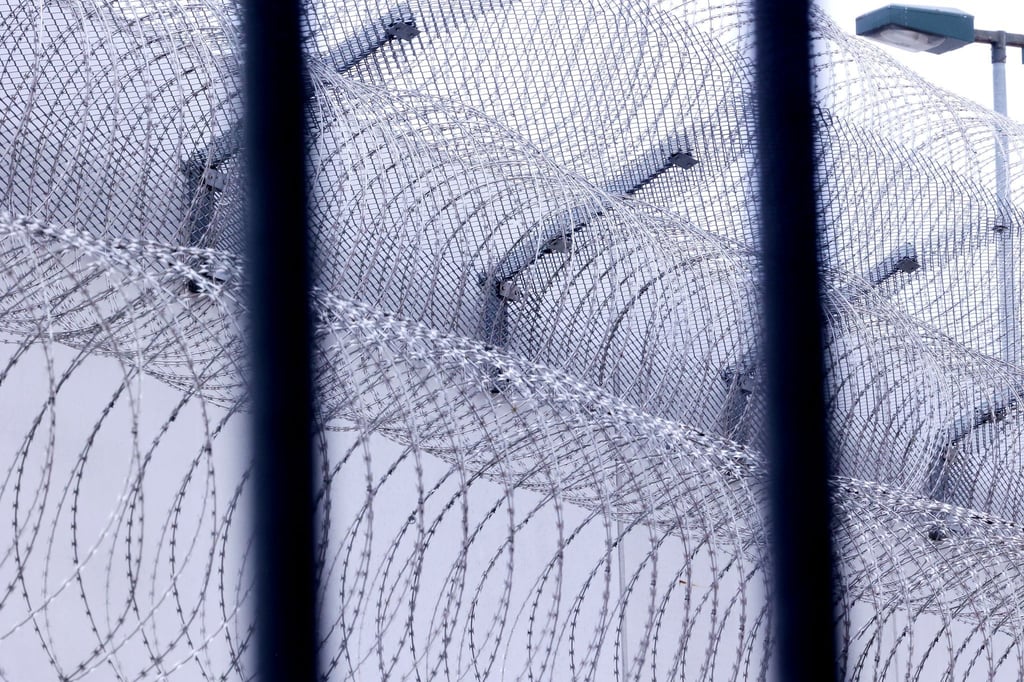 Ein in der Tasche eines Mitgefangenen geflohener Häftling in Frankreich ist wieder hinter Gittern. (Archivbild)