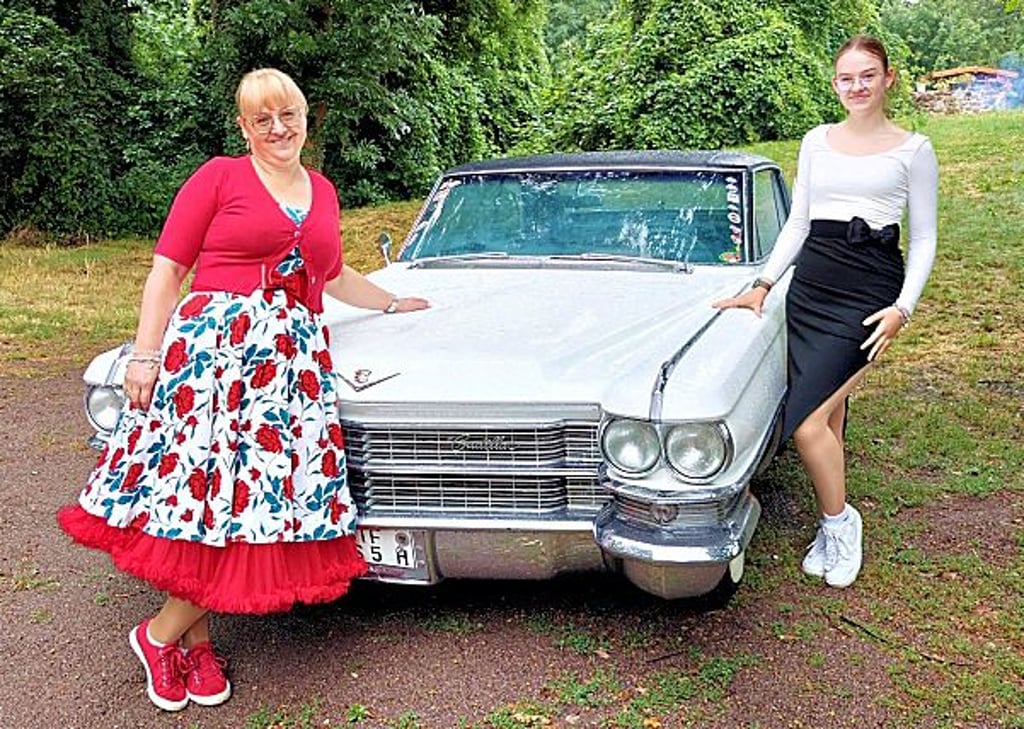 Andrea Kostanski und Tochter Liliana am Cadillac Deville von 1963