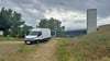 Ein Camper in Hohenwarthe vor der Trogbrücke - Wohnmobile werden dort regelmäßig abgestellt.