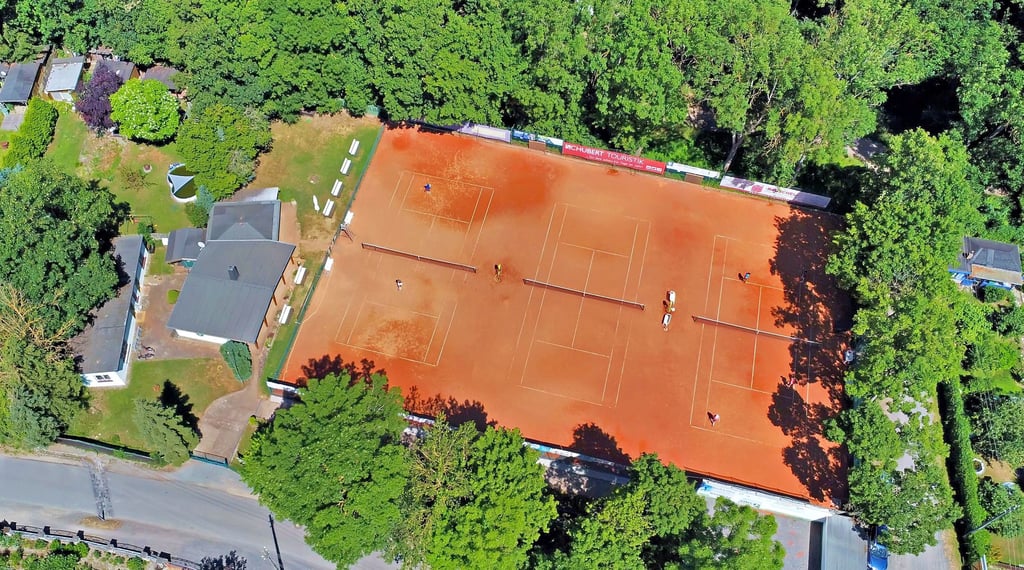 Bisher ist der Tennisverein Grün-Weiß mit drei Plätzen ausgekommen. Nun sollen zwei weitere auf der anderen Seite des Vereinshauses entstehen.