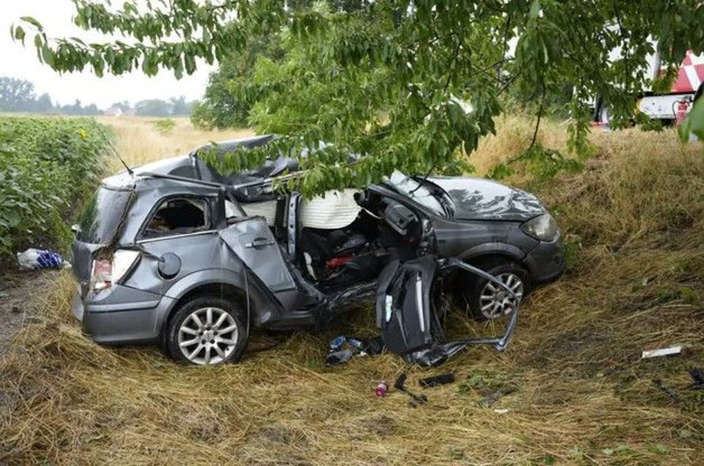 Unfall im Landkreis Anhalt-Bitterfeld: Der Fahrer des Wagens kam mit schweren Verletzungen ins Krankenhaus, die Beifahrerin starb.