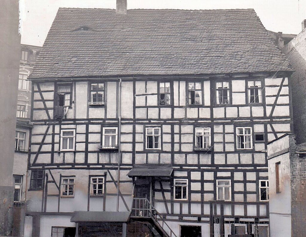 Nur vom Hof zeigte sich Wahls Wohn- und Geschäftshaus in der Wasservorstadt 12 unverputzt als ein beachtlicher Fachwerkbau des 18. Jahrhunderts. Die vermutlich einzig erhaltene Aufnahme der Hinterhofsituation ist in den späten 1930er Jahren entstanden.
