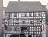 Nur vom Hof zeigte sich Wahls Wohn- und Geschäftshaus in der Wasservorstadt 12 unverputzt als ein beachtlicher Fachwerkbau des 18. Jahrhunderts. Die vermutlich einzig erhaltene Aufnahme der Hinterhofsituation ist in den späten 1930er Jahren entstanden. 