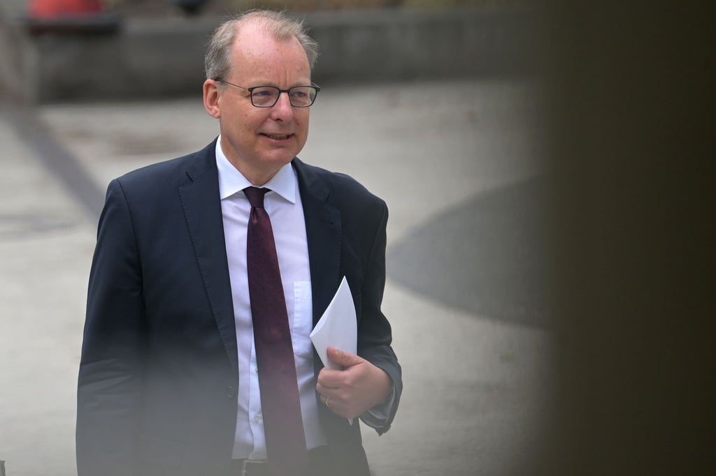 Der frühere Vizepräsident des Berliner Verwaltungsgerichts hat sein Amt als Brandenburger Verfassungsschutzchef angetreten.