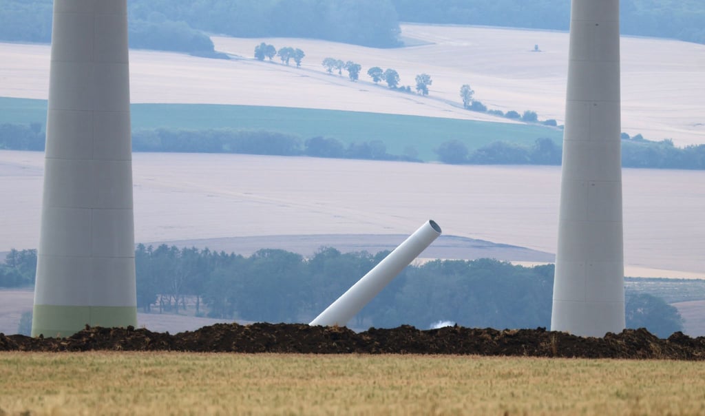 Der Turm einer Windenergieanlage fällt nach der Sprengung im Windpark Druiberg.
