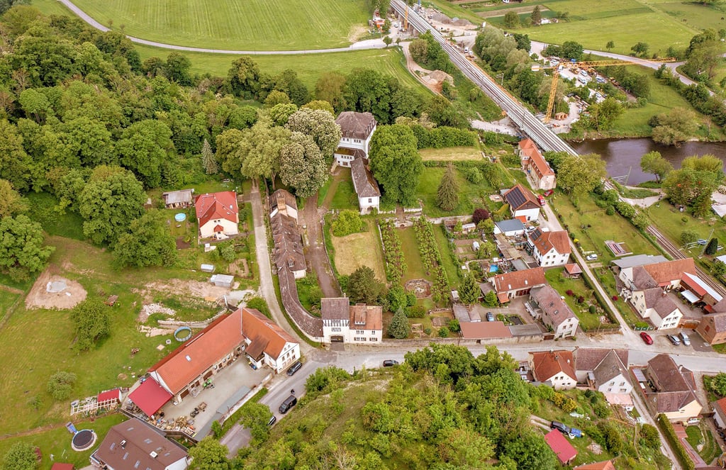 Blick aus der Vogelperspektive auf das weitläufige Gelände der Neuen Saalecker Werkstätten – entstanden vor dem Beginn der Bauarbeiten.