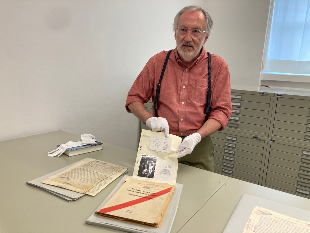 Der US-Historiker Mark Walker präsentiert im Deutschen Museum anhand von Dokumenten neue Erkenntnisse zu Hitlers Atomprogramm - und seinem Scheitern.