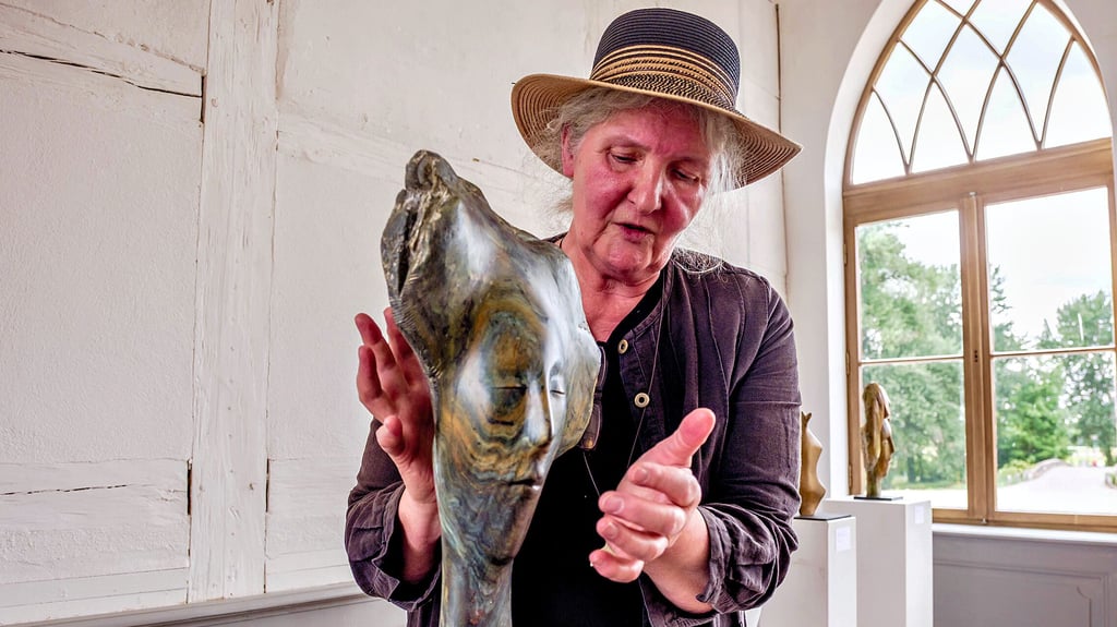 Heidrun Feistner in ihrer Ausstellung „Die malenden Steine“ im Wörlitzer „Eichenkranz“
