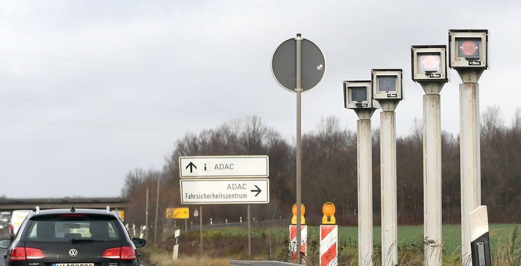 "Section Control" misst das Tempo von Autos über kilometerweite Strecken hinweg. Kurzes Abbremsen reicht nicht, um Bußgelder zu umgehen. Doch in Sachsen-Anhalt kommt die Technik vorerst nicht.