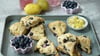 Innen fluffig, außen kross: Die Blaubeer-Scones haben die Form von handlichen Tortenstückchen.