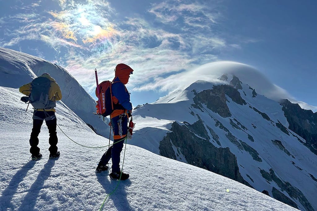 Denis Liedke und Paul Müller besteigen den höchsten Berg der Alpen: den Mont Blanc (im Hintergrund).