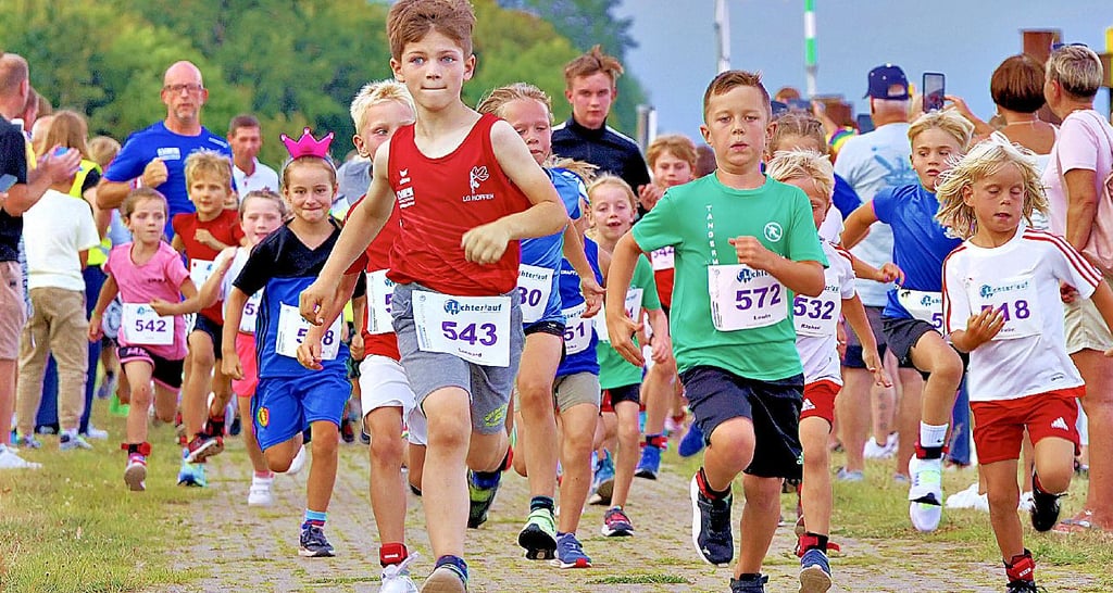 Lichterlauf 2024: DIe Kinder starten auf die etwa 500 Meter lange Strecke.