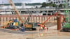 Die Baugrube wurde mit Pfeilern und Holzbrettern eingefasst.