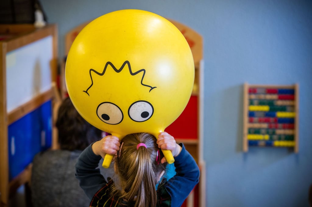 In der Kindertagespflege in Brandenburg arbeiten weniger Betreuerinnen und Betreuer als noch vor einigen Jahren. (Symbolbild)