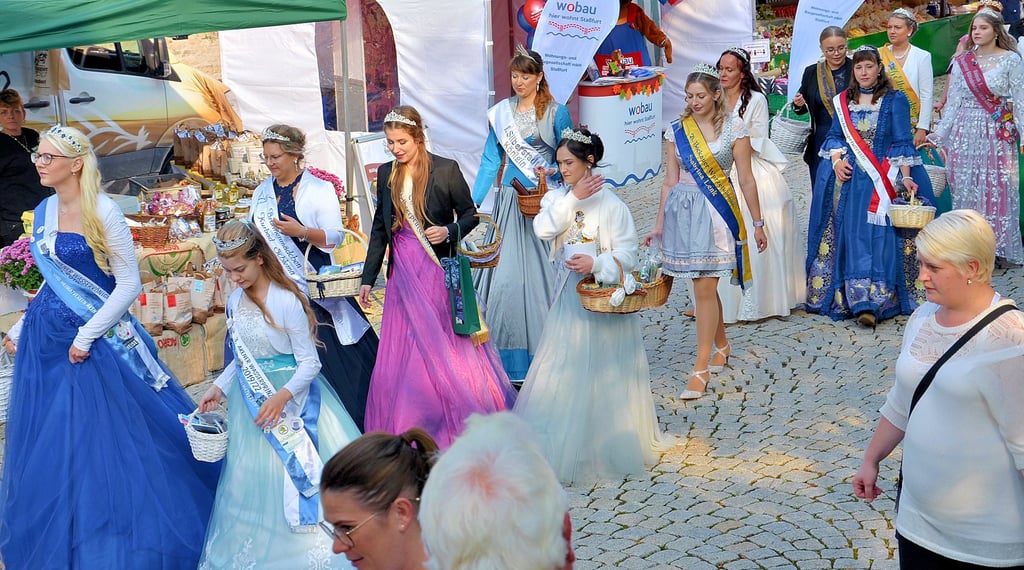 2021 folgten immerhin schonmal 20 Majestäten der Einladung der damaligen Salzfee Jenny Marnitz, noch dazu im zweiten Corona-Jahr. Wie viele zum 1. Königinnentag Sachsen-Anhalts nach Staßfurt kommen werden, ist noch offen.