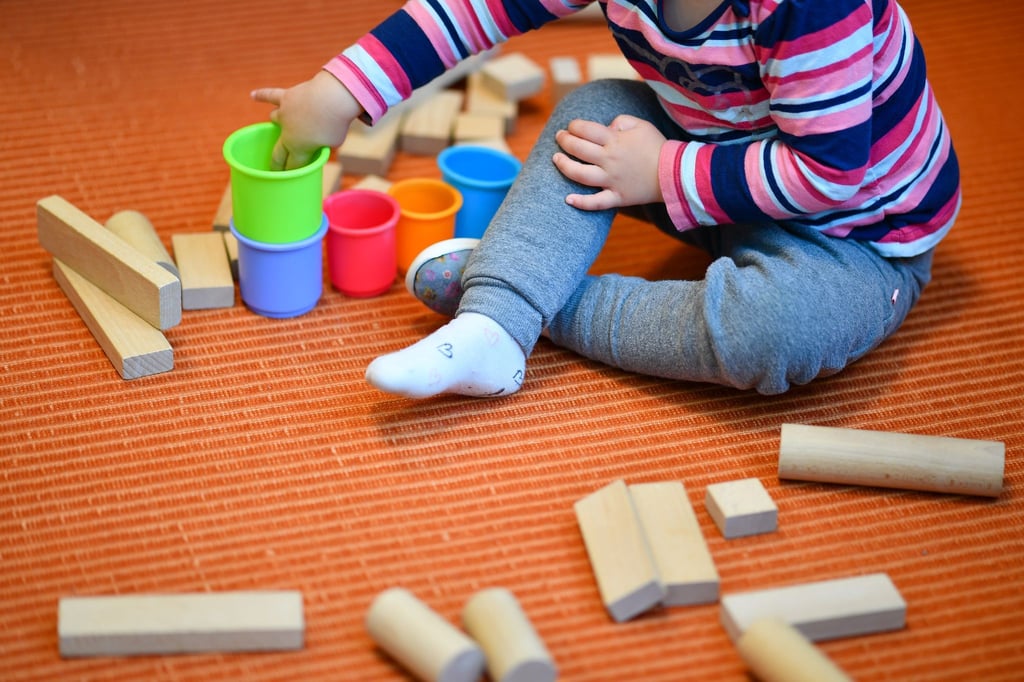 Thüringer Eltern sollen bald für ein weiteres Kindergartenjahr keine Gebühren zahlen müssen. Darauf pocht vor allem die Linke. (Symbolbild)