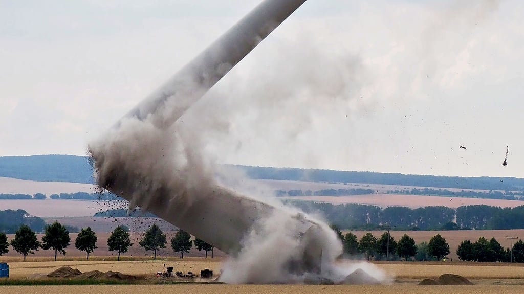 Wie ein Taschenmesser klappt der 84 Meter hohe Turm im Windpark Druiberg durch die Explosion von fünf Kilogramm Sprengstoff zusammen.