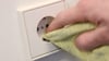 Empfehlenswert zum Säubern von Steckdosen sind trockene Mikrofasertücher oder spezielle Elektronik-Reinigungstücher.