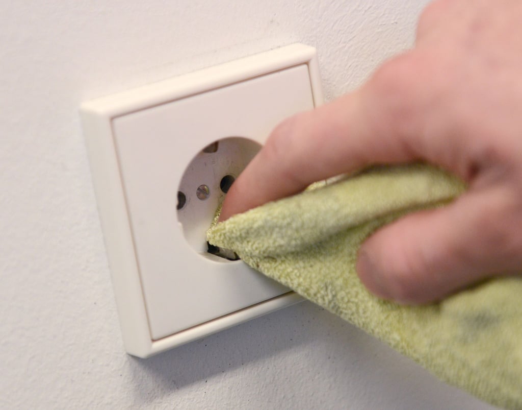 Empfehlenswert zum Säubern von Steckdosen sind trockene Mikrofasertücher oder spezielle Elektronik-Reinigungstücher.