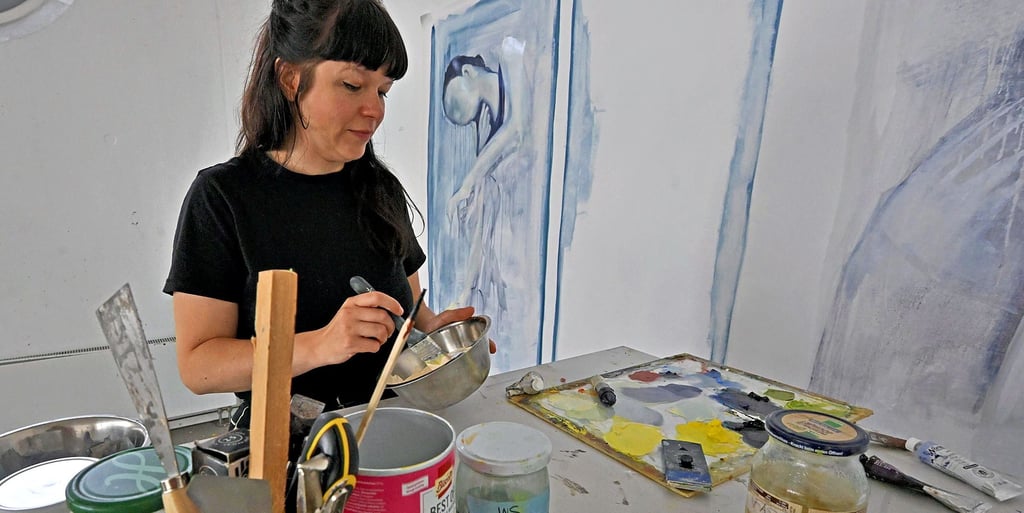 Anna Firmberger bereitet im Atelier in der Kreativwerkstatt einige Farben für ihre Bilder vor.