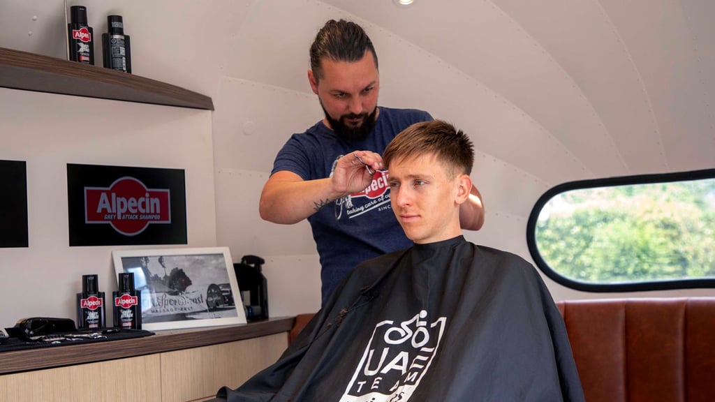 Nico Wolfram schneidet Tour-Favorit Tadej Pogacar die Haare.