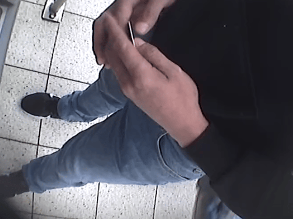 Bekleidet war der Betrüger mit einer Jeans und Sneakern.