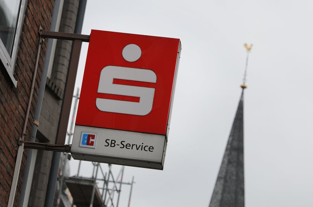 Die Sparkasse Anhalt-Bitterfeld muss aktuell rund 100.000 Kunden erreichen - sonst droht viel Ärger.