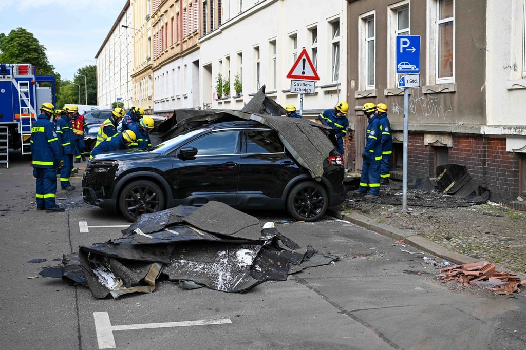 Die Arbeit der Einsatzkräfte wurde von einem Mann gestört, der daraufhin einen Platzverweis und eine Anzeige erhielt.