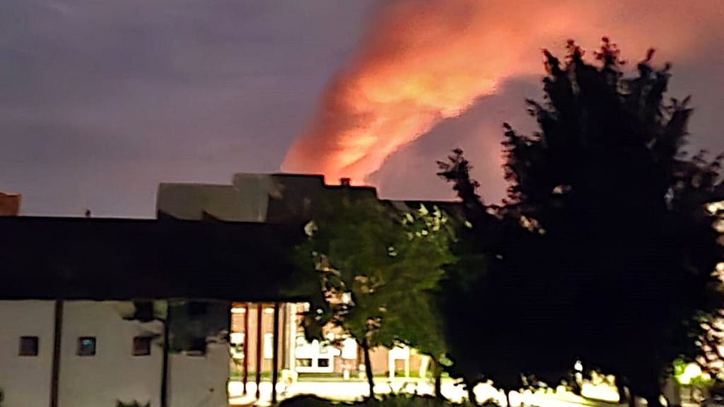 Von weitem ist der Brand an der Friedrich-Engels-Straße in Oebisfelde zu sehen.