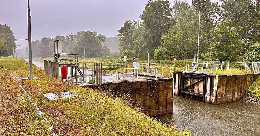Das Fangtor befindet sich 500 Meter vor der eigentlichen Schleuse in Trotha. Wird es geschlossen, füllt sich das Becken dahinter.