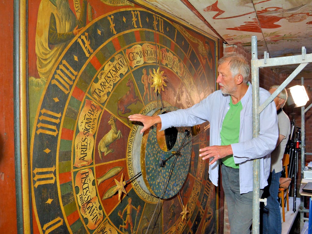 Restaurator Andreas Mieth aus Berlin hat sich bei einer Voruntersuchung der Astronomische Uhr in der Stendaler Marienkirche vor allem die Farbschichten sehr genau angeschaut.