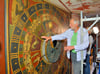 Restaurator Andreas Mieth aus Berlin hat sich bei einer Voruntersuchung der Astronomische Uhr in der Stendaler Marienkirche vor allem die Farbschichten sehr genau angeschaut.