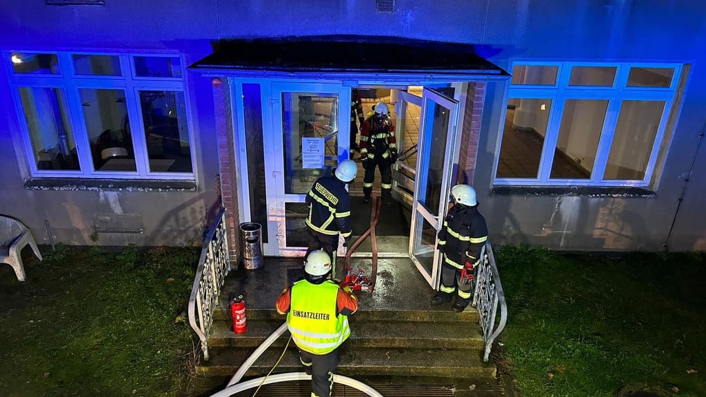 Ein junger Somalier soll in einer Flüchtlingsunterkunft in Coswig eine Matratze angezündet und damit einen Feuerwehreinsatz ausgelöst haben.