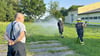 Ausbilder Fabian Manecke (links) von der Freiwilligen Feuerwehr Döbbelin schaut, ob die Kameraden der Feuerwehr Insel bei der Übung zum Löschen eines Flächenbrandes richtig vorgehen.