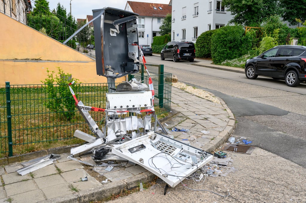 Am frühen Dienstagmorgen wurde dieser Zigarettenautomat vor einem Wohngrundstück Am Ziegelgraben Ecke Lepsiusstraße in Naumburg von unbekannten Tätern zerstört.