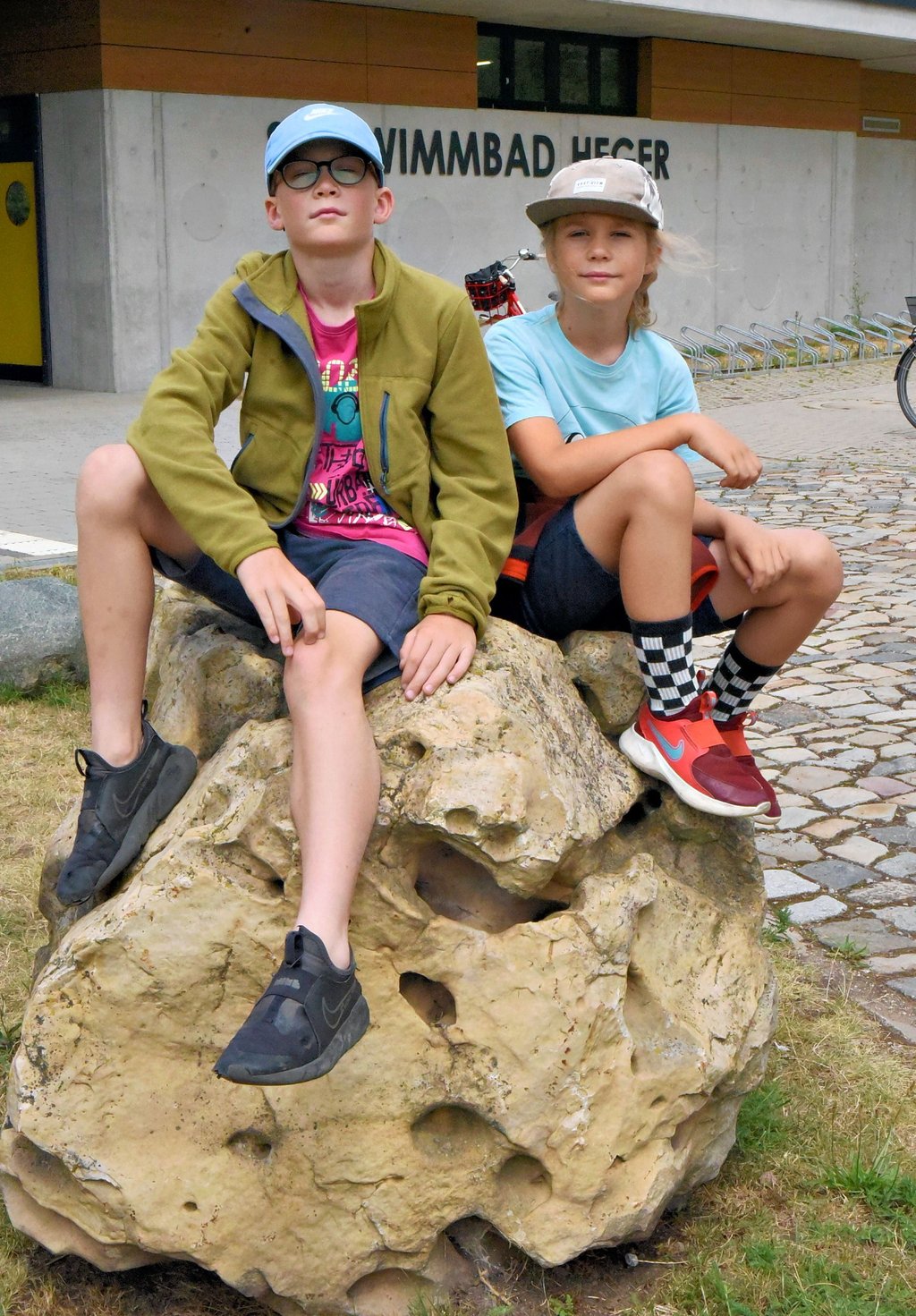 Das Foto zeigt die beiden Ferienkinder Carlo (links, 11) und seinen Bruder Theo (9) aus Magdeburg, die zum Zeitpunkt der Aufnahme bei Oma Carola in Calbe zu Besuch waren.