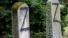 Auf dem Friedhof an der Gudrunstraße haben Unbekannte mehr als 100 Grabsteine beschmiert.