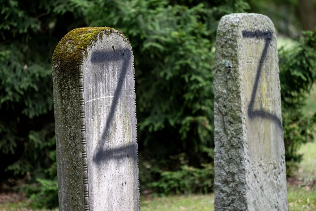 Auf dem Friedhof an der Gudrunstraße haben Unbekannte mehr als 100 Grabsteine beschmiert.