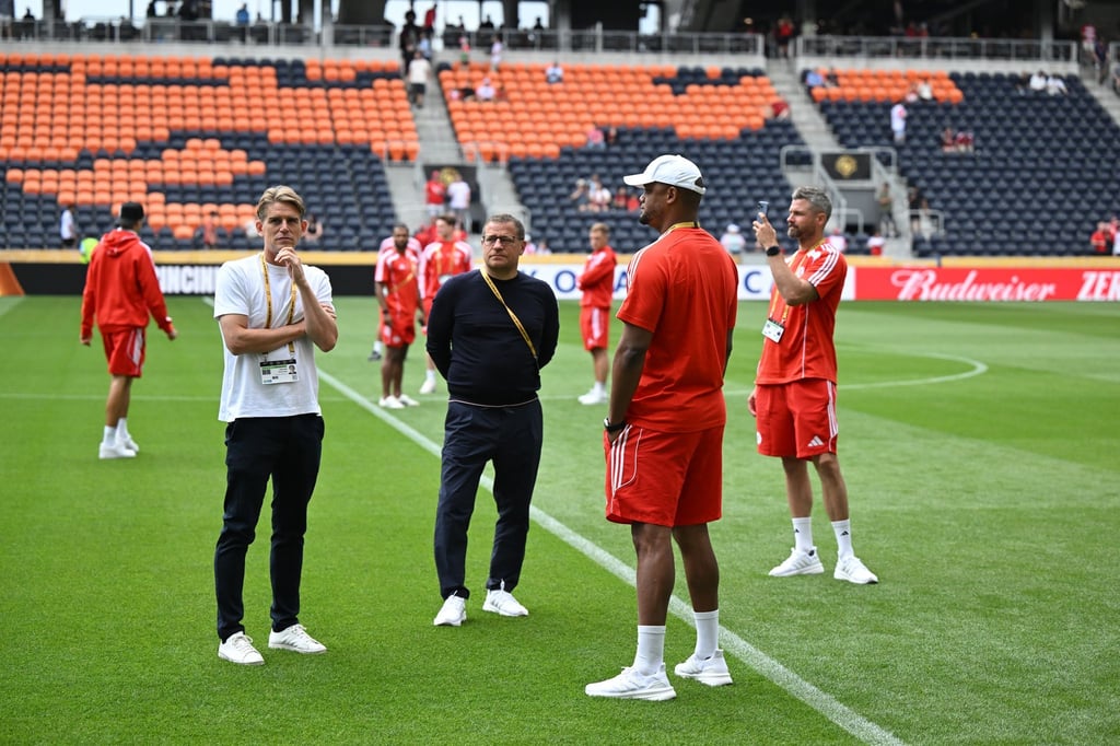 Über die Zukunft von Sportvorstand Max Eberl (m) und Sportdirektor Christoph Freund (l) wird spekuliert.