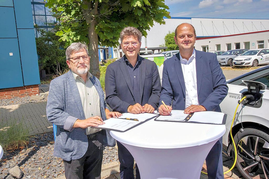 Tiefbauamtsleiter Falk Säbel, Oberbürgermeister Robert Reck und Stadtwerke-Chef Dino Höll bei der Unterzeichnung des Konzessionsvertrages.