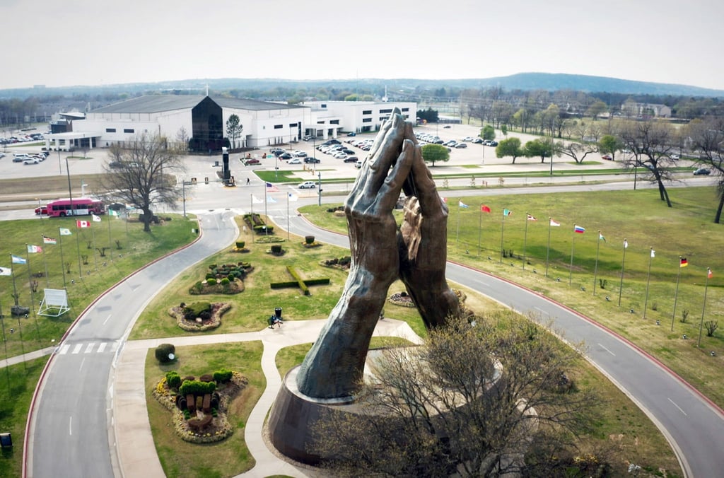 Die „Praying Hands-Statue“ von Tulsa im US-Staat Oklahoma.