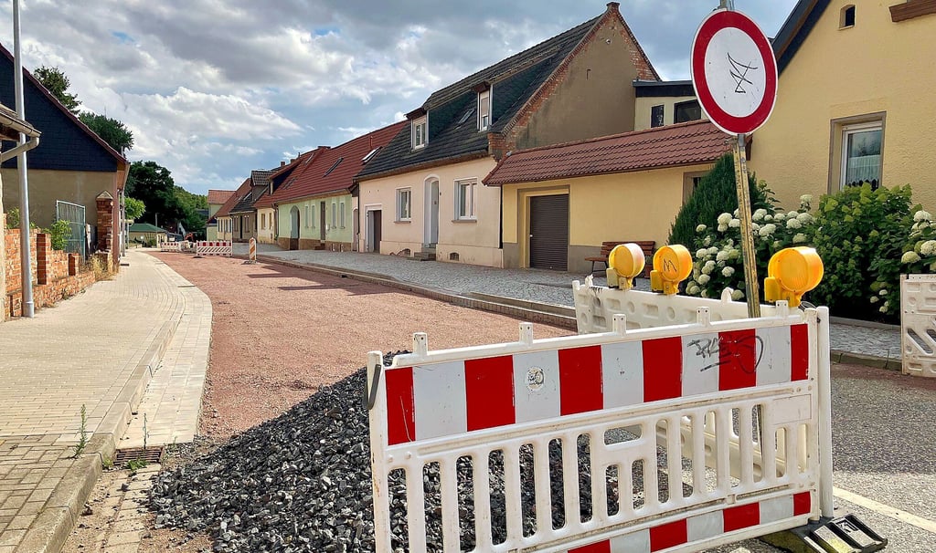 Fast fertig: Auf der Karl-Trimpler-Straße in Alsleben fehlt nur der Apshalt.