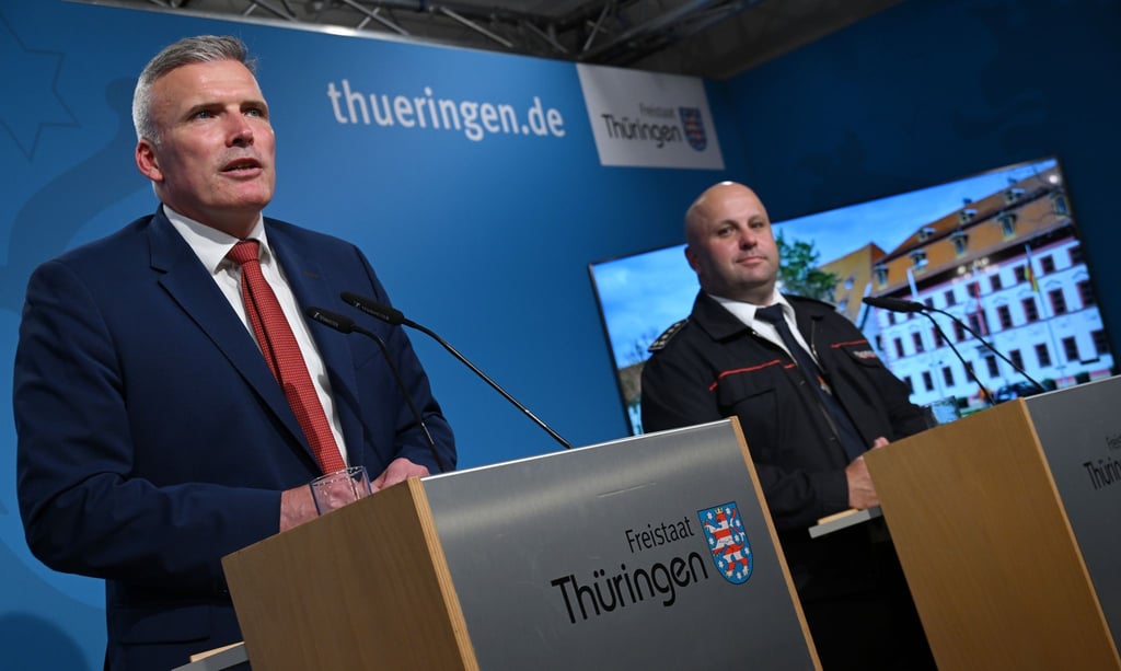 Innenstaatssekretär Andreas Bausewein und Kreisbbrandinspektor Christian Patze lobten den Einsatz der Brandbekämpfer.