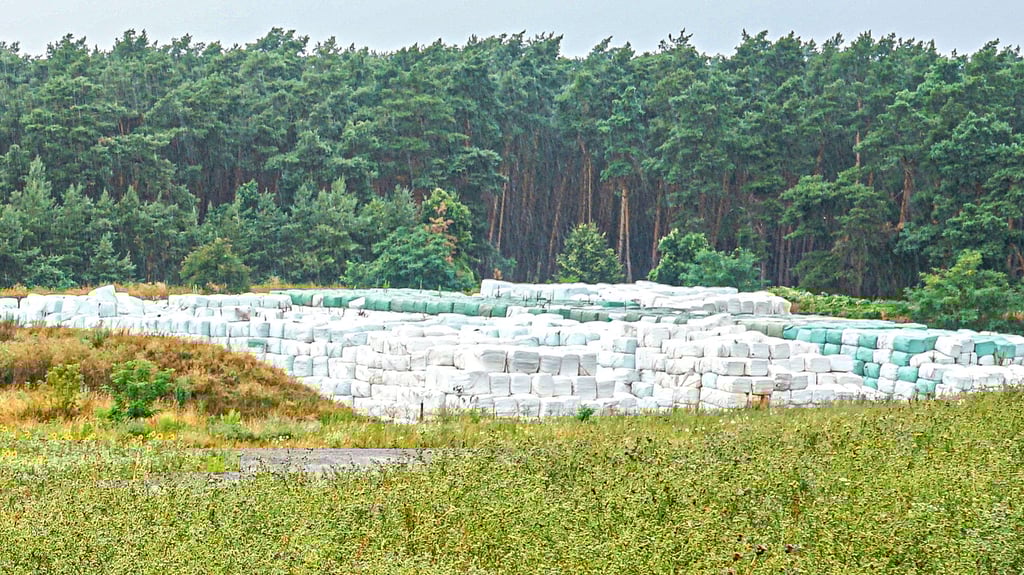 Hausmüll wird in Ballen gepresst und eingepackt. Das Zwischenlager soll erweitert werden.