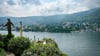 Inselperspektive: Blick von der Stufenpyramide der Isola Bella über See und Ufer.