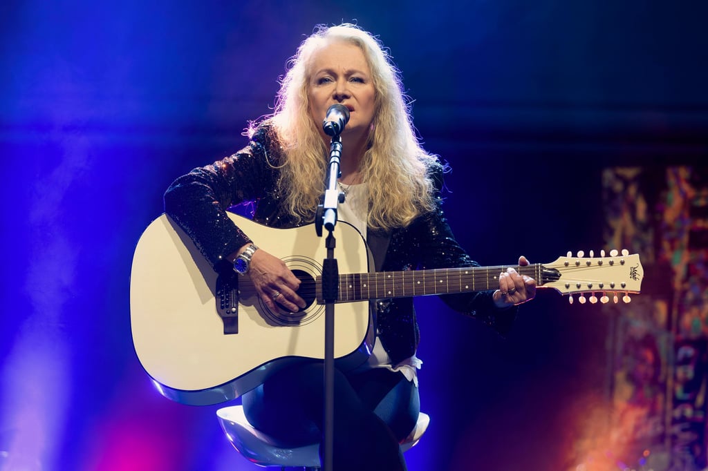 Ohne viel Show singt Nicole auch heute noch ihren Song "Ein bisschen Frieden" mit der Gitarre sitzend auf dem Hocker.