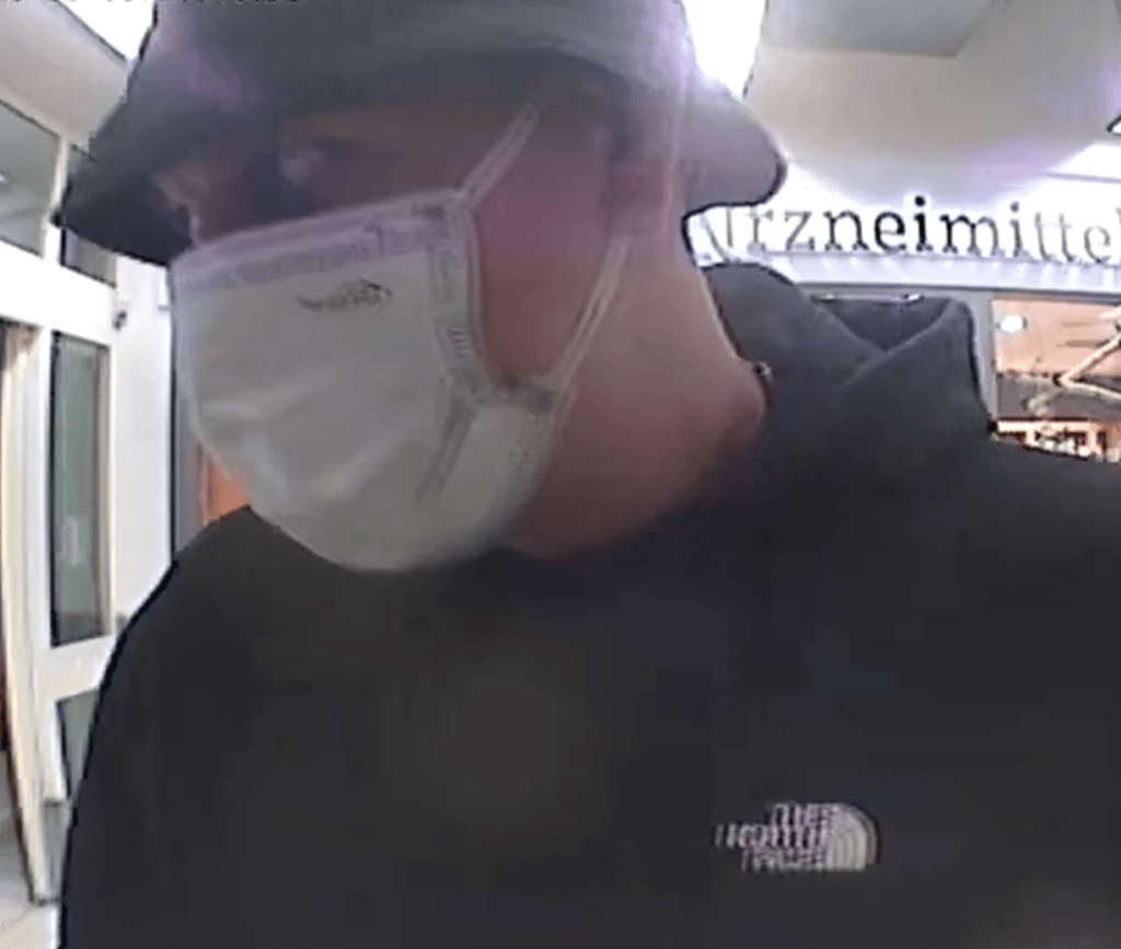 Obwohl der Mann vermummt war, zeigt die Aufnahme Details seines Gesichts.