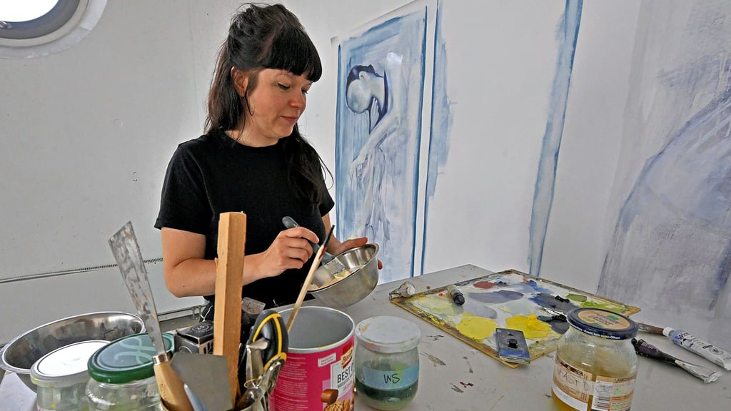Anna Firmberger mischt im Atelier in der Kreativwerkstatt einige Farben für ihre Bilder vor.